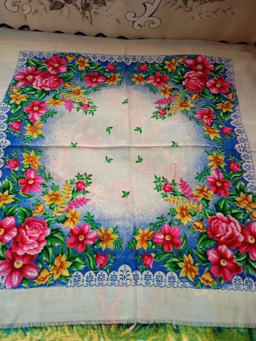 Хустки шерстяні, прості і тоненькі.Є шерстяні і тоненькі по 10 шт.