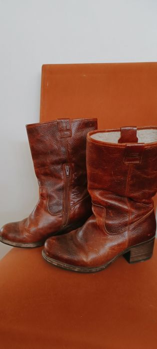 Botas em pele castanho