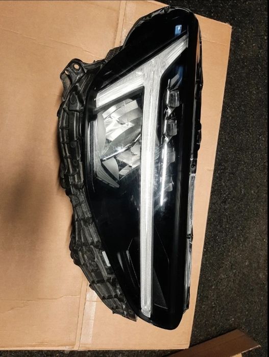 Volvo XC40 Headlight