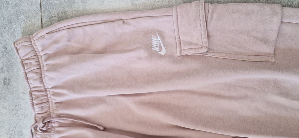 Nike Luźne spodnie dresowe pudrowy róż 38 40 M L