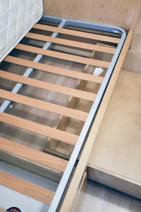 Cama solteiro 95cm x 195 cm+ estrado + colchão como nova!