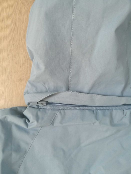 Damska kurtka sportowa z kapturem lekko ocieplana