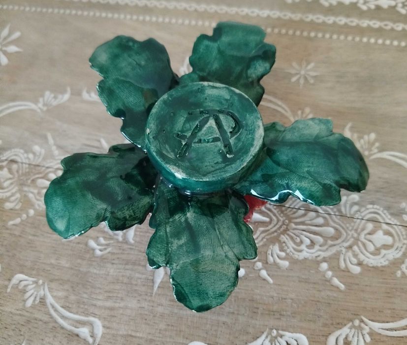 Linda Peça Decorativa em faiança vidrada