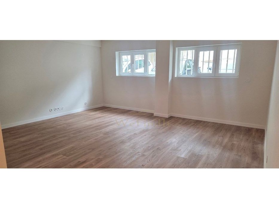 T1 Renovado e a Estrear na Parede Junto à Estação e a 500 m da Praia