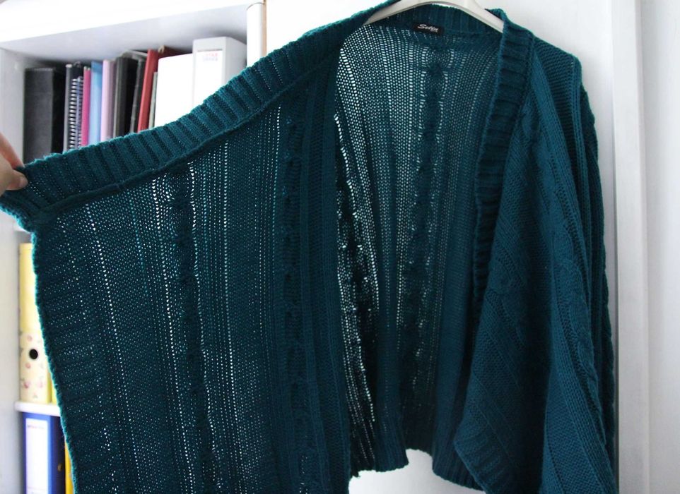 Turkusowy kardigan, sweterek, warkocz