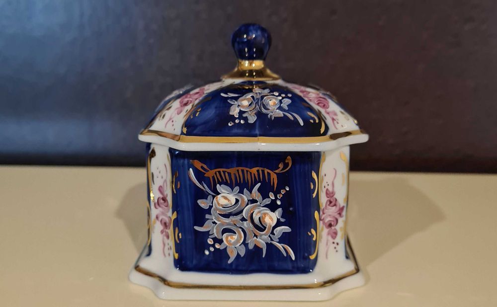 Caixinha de porcelana pintada à mão