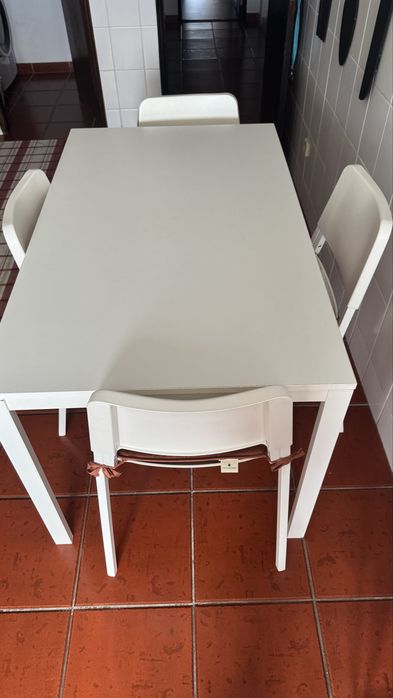 Mesa de cozinha + 4 cadeiras