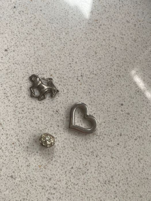 Sprzedam 3 wisiorki razem za 9 zł