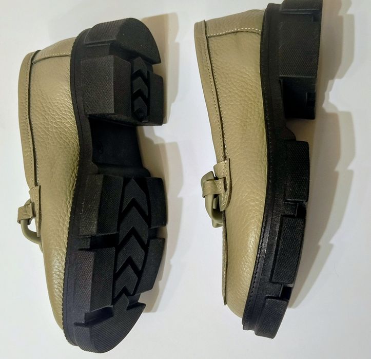 Зелені фісташкові м'які туфлі лофери з ланцюжком