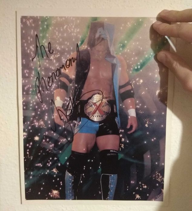 Póster do wrestler AJ Styles autografado pelo próprio