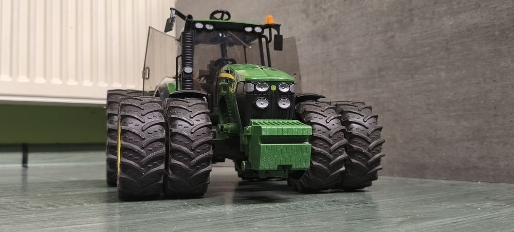 Traktor bruder John Deere na bliźniaczych kołach