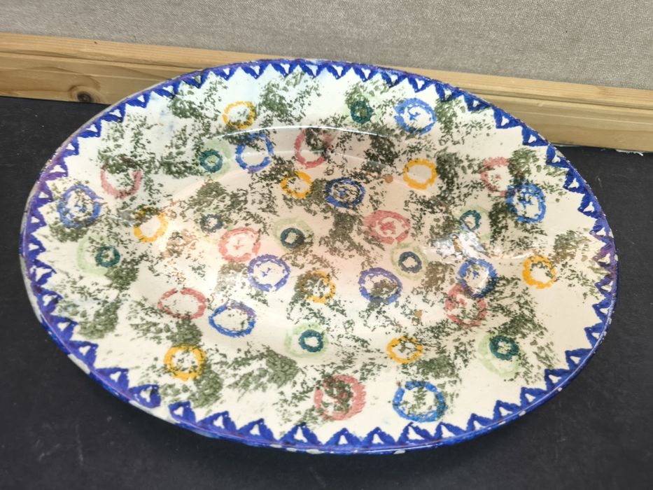 Travessa antiga, círculos coloridos