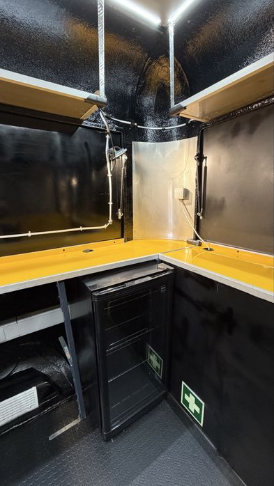 Food Truck totalmente equipada | Leve (<750 kg) | Pronta a trabalhar