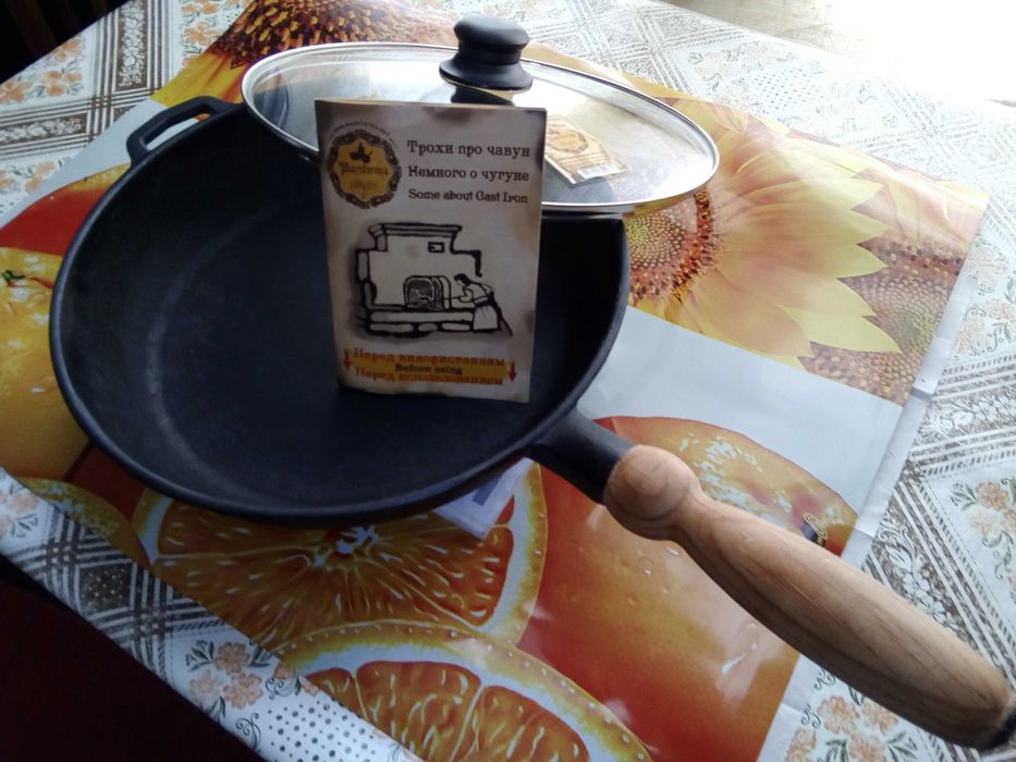 Продам сковороду чавунну з дерев*яною ручкою та скляною крышкою.