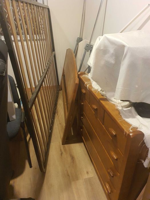Mobília de quarto em Pinho para despachar - RESERVADO