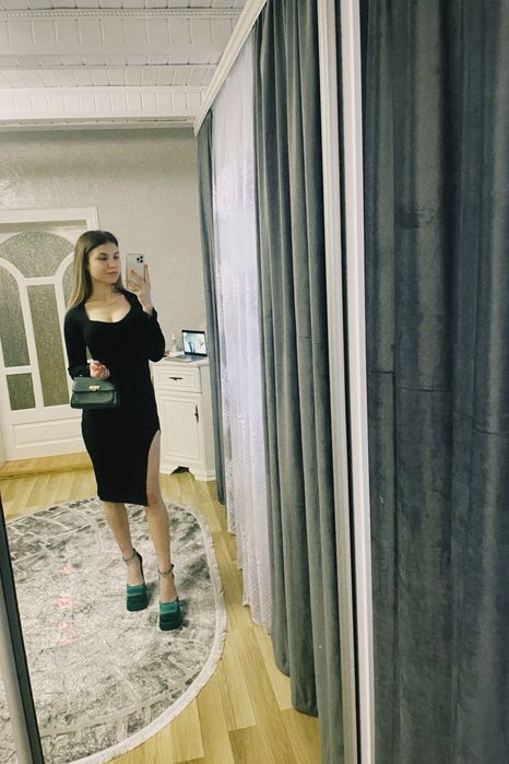 Сукня XS-S чорна в рубчик з розрізом