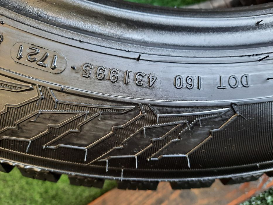 Opony zimowe 215/60/17C Nokian wzmacniane Para 9mm jak  Nowe