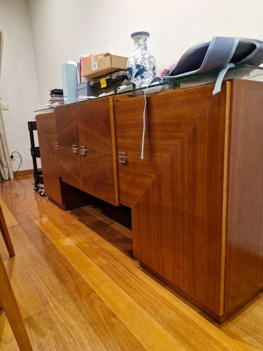 Aparador em madeira de cerejeira com tampo em vidro