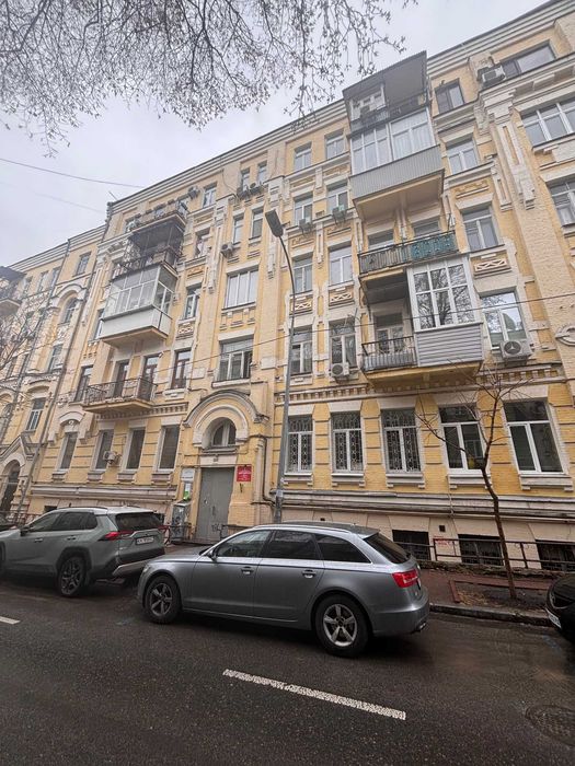 Продам 1 кімнатну квартиру в історичному центрі Києва.  Стрілецька, 7/6