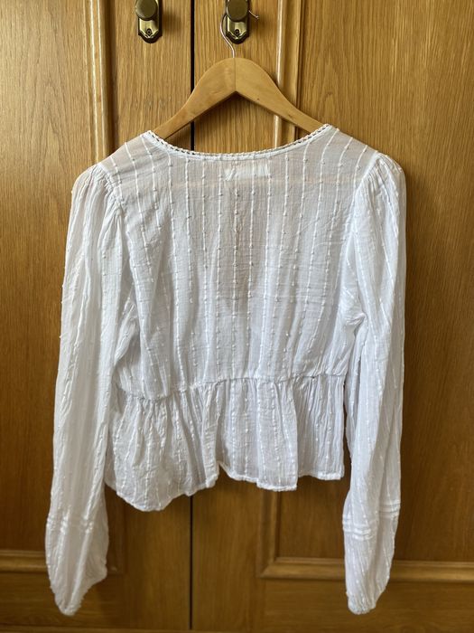 Blusa branca com decote em V