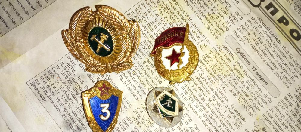 Продам Часы Кварцевые мужские и  значки СССР