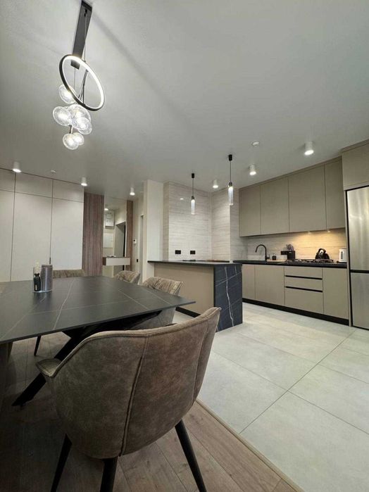 Простора 2-к квартира з кухнею-студією Батуринська, 2а без комісії!