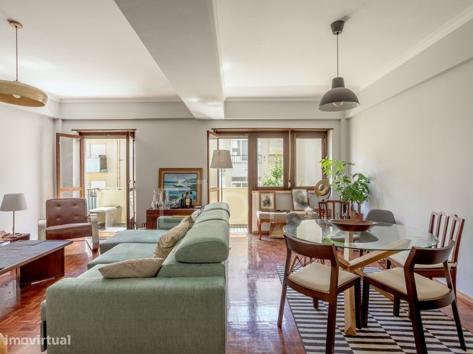 Apartamento T2 com varanda e elevador, em Oeiras.