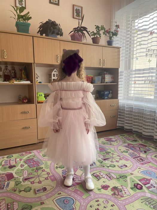 Дитяче святкове плаття для дівчинки.