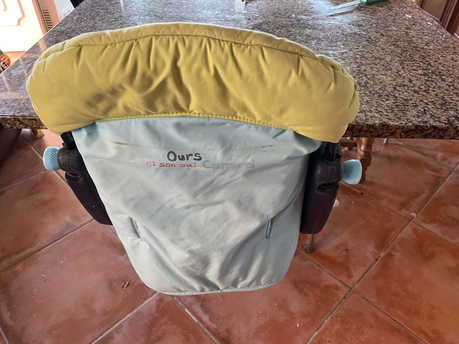 Cadeira de crianças para colocar na mesa em bom estado