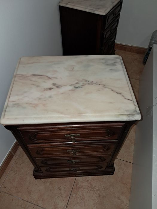 Cómoda em mogno e pedra