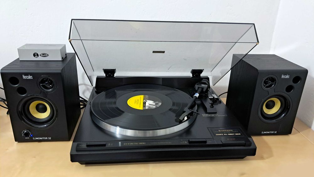 Turntable Pioneer PL770/ Preamp Behringer PP400/ Colunas DJ Monitor 32