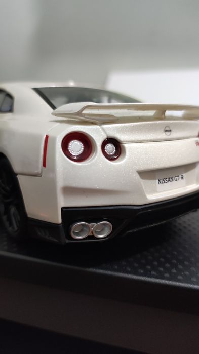 Nissan GT-R (R35)  1/24 Branco Pérola