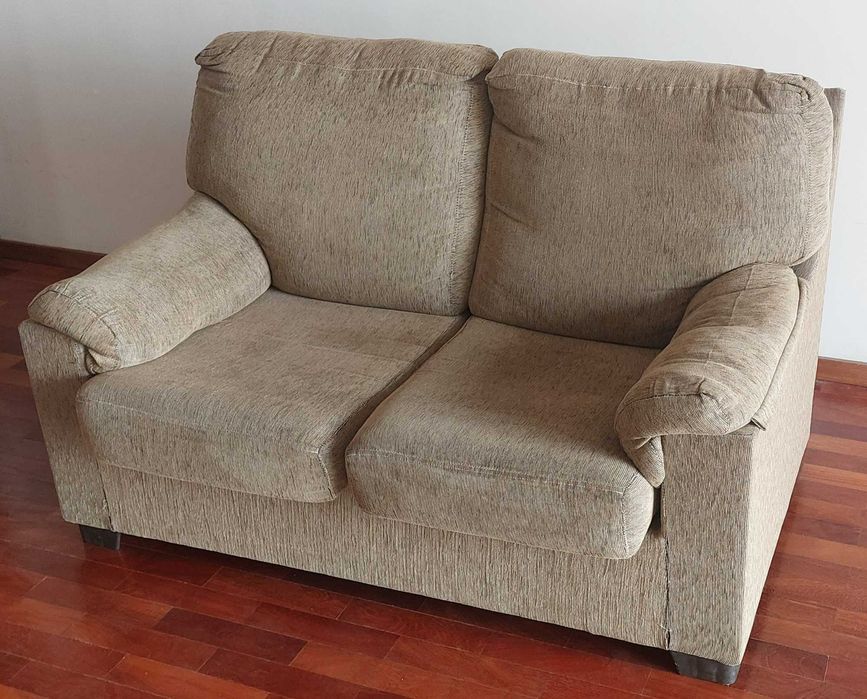 Sofá de dois lugares