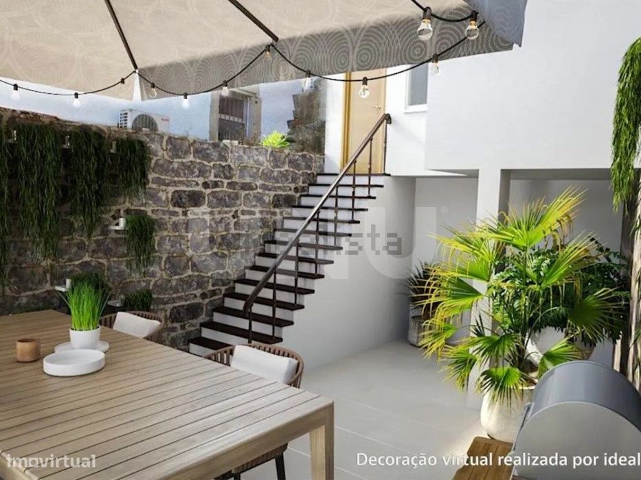 Moradia com Logradouro para Remodelar