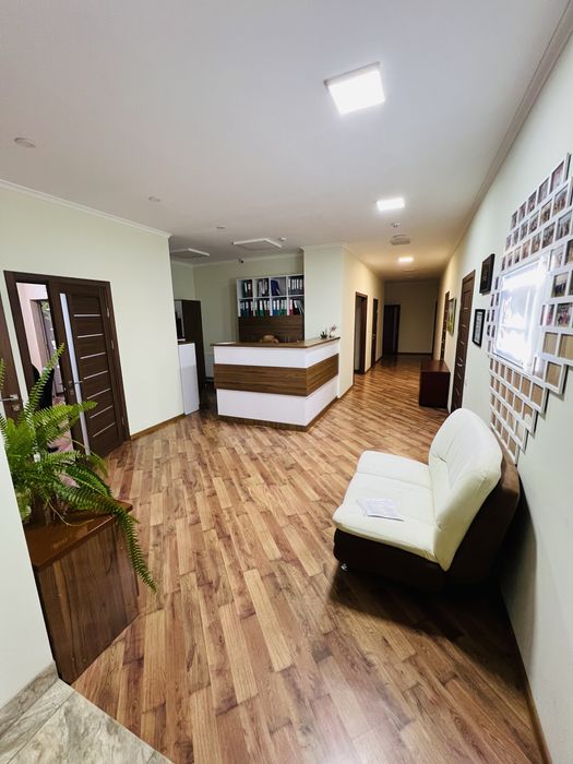 Продаж! Діючий офісний будинок 863м2 з ремонтом + земля 11.6 сот