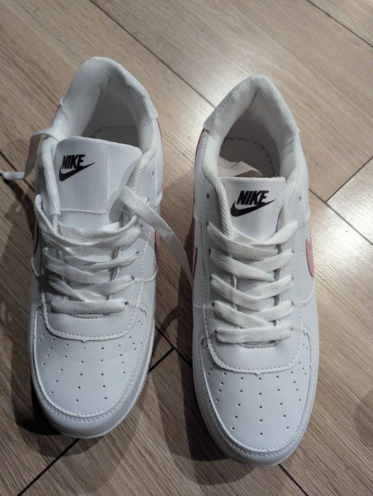 Białe sportowe buty
