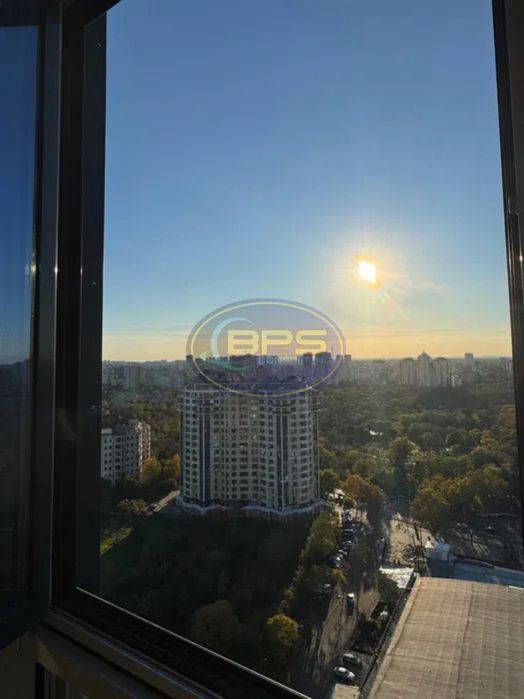 Простора квартира 67 м² у ЖК «Олімпійський» з видом на парк