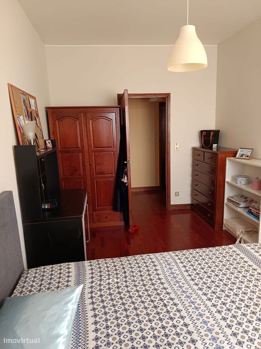 Apartamento T3 , na zona do Bonfim, com lugar de garagem e elevador.