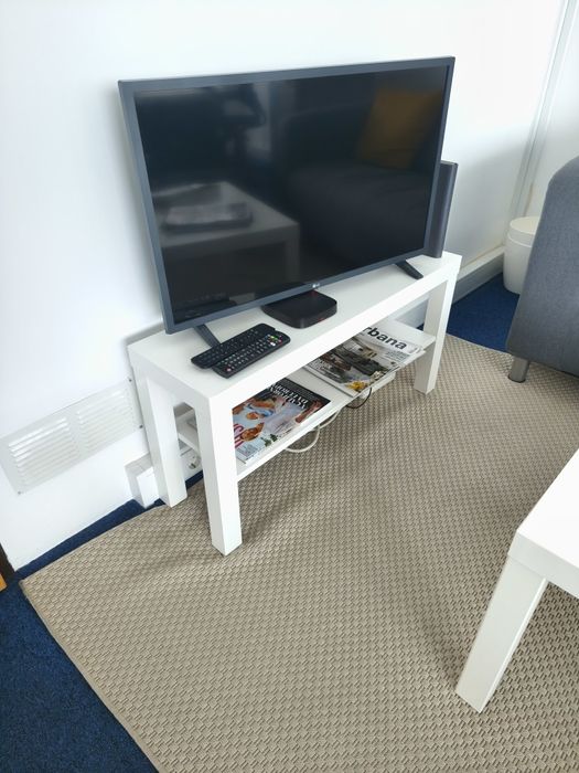 Móveis variados IKEA (secretarias, mesas, sofá)