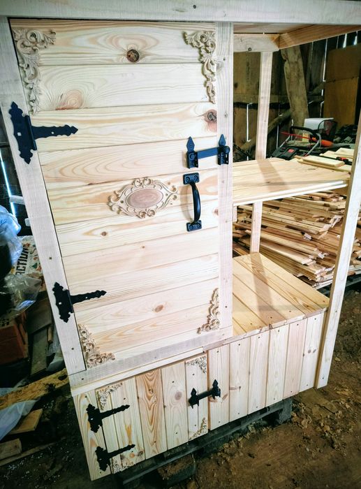 Drewniana wędzarnia