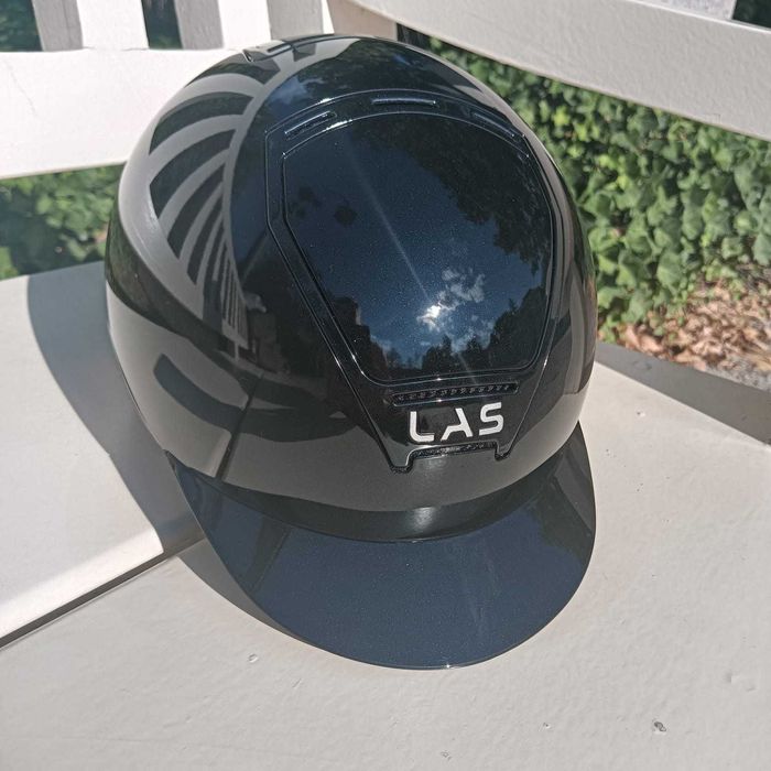 Kask Las Opera z szerokim daszkiem