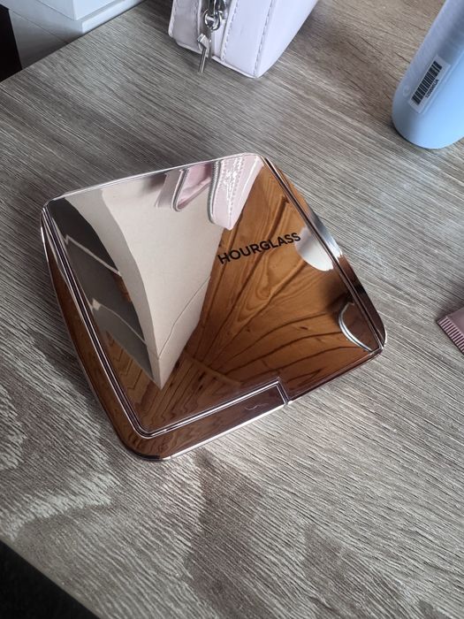 продаю палетку hourglass , практично не користувалась