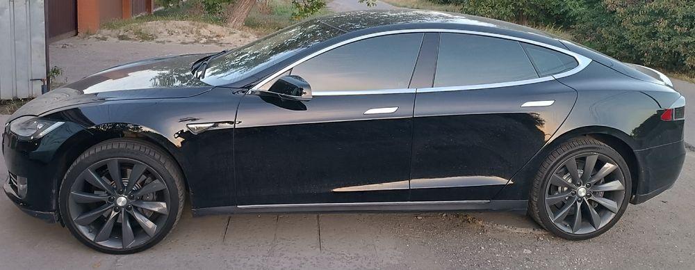 Продам електромобіль Tesla model S Европа 85 кВт батарея.