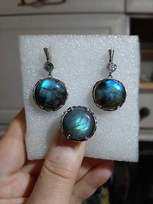 Сережки та каблучка з лабрадором.