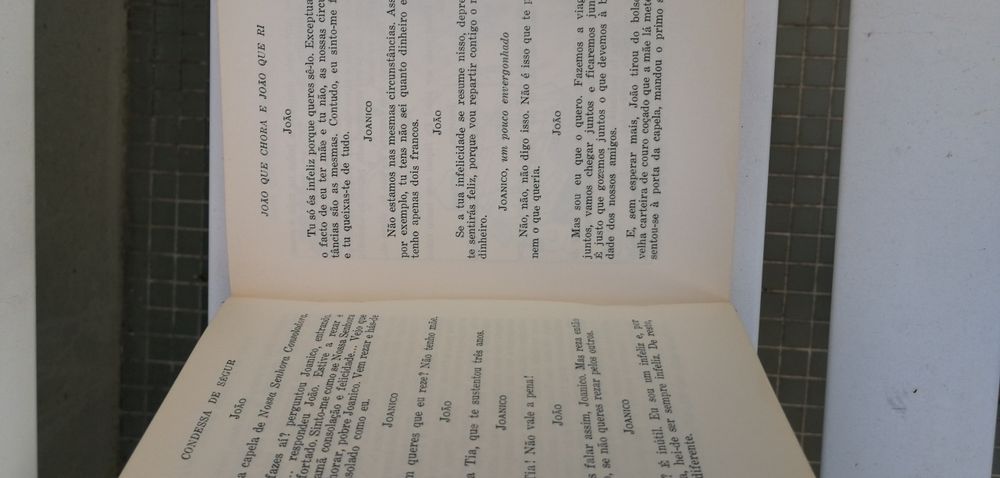 Livro com titulo "João que chora João que ri". Condessa de Segur.