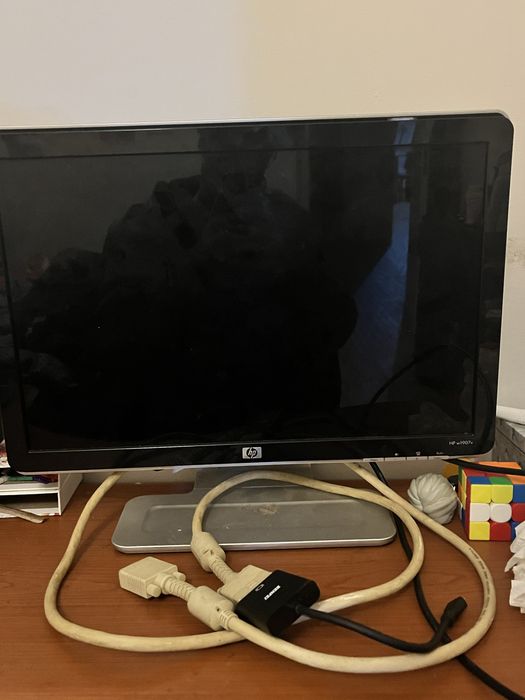 Monitor e cabos de ligação