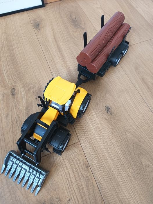 Traktor z przyczepą z drewnem