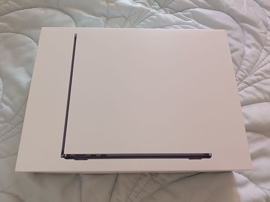 MacBook Air 13,6" com chip Apple M2, 8 GB de memória unificada e SSD de 256 GB.