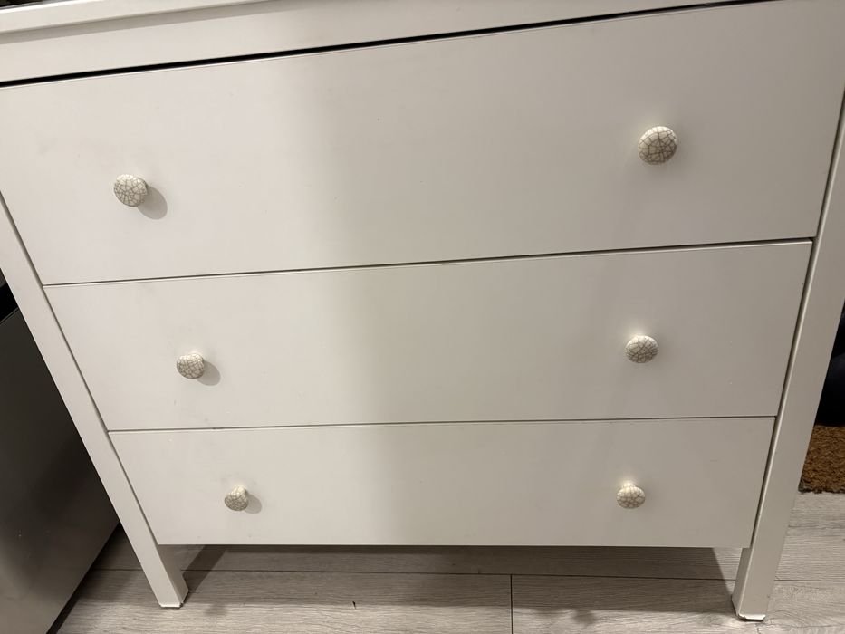 Biala komoda pojemna