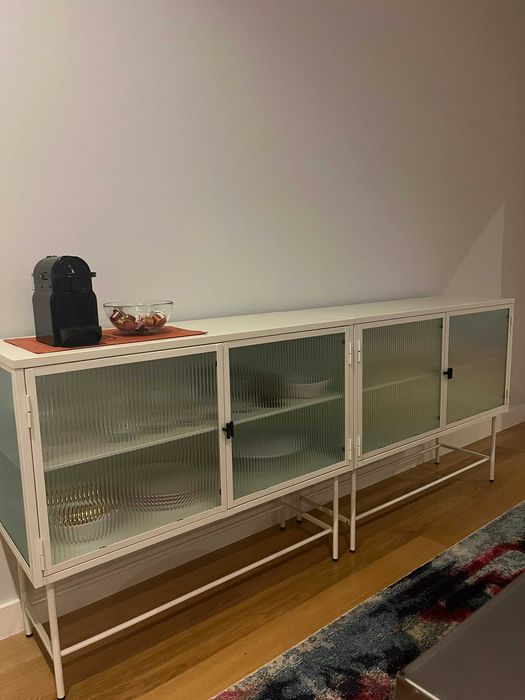 Vitrina / Aparador em metal branco e vidro esverdeado